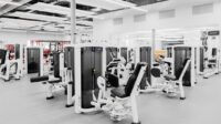 باشگاه تجهز شده با دستگاه بدنسازی لایف فیتنس life fitness