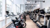 باشگاه تجهز شده با دستگاه بدنسازی لایف فیتنس life fitness